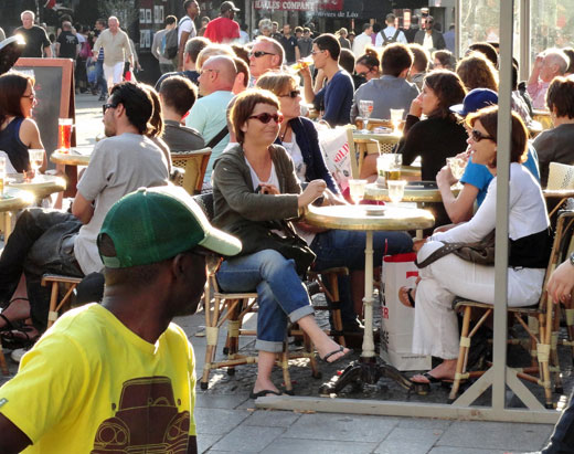 Sidewalk cafe in Paris (copyright Paul Merrill)